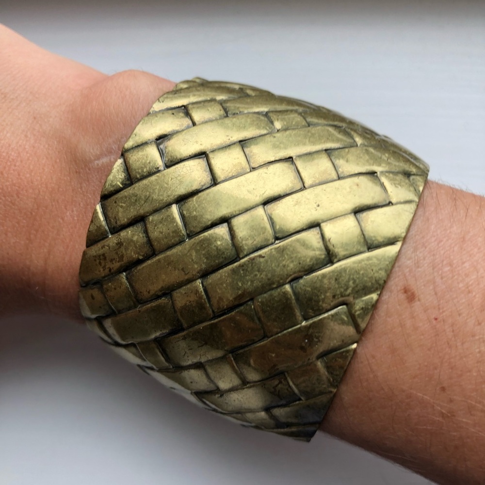 Chic brassy gold metal woven cuff bracelet - Picture 7 of 7